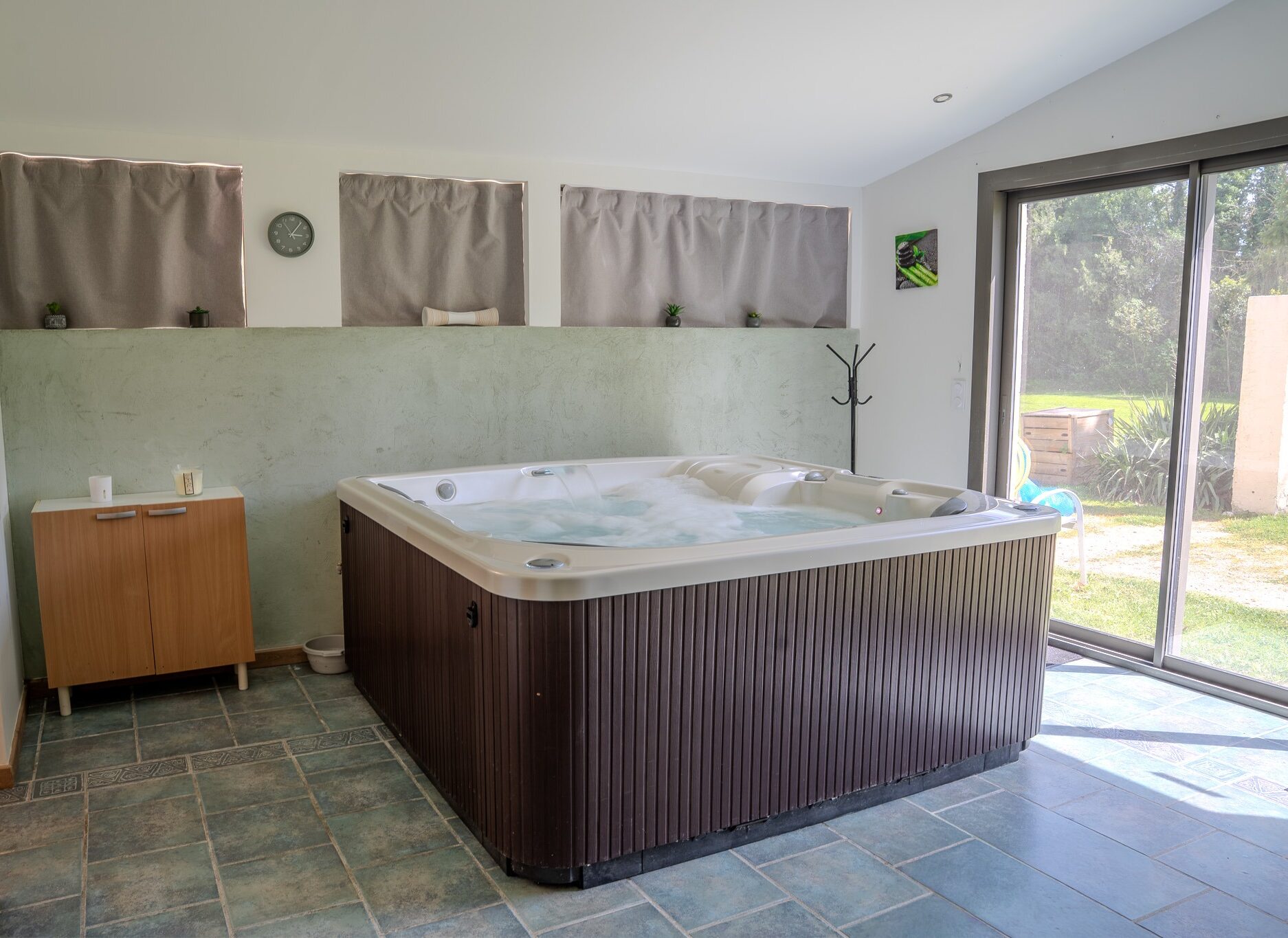 Espace bien-être avec jacuzzi