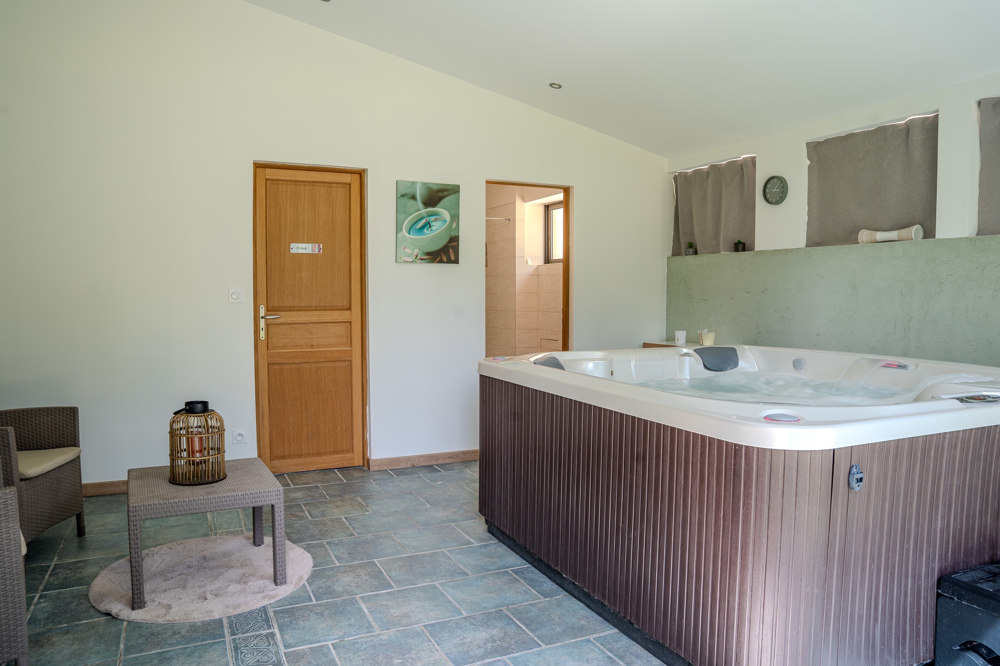 Spa et jacuzzi des Gîtes de Val à Cabannes près d'Avignon