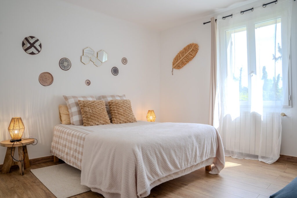 Chambre parents lumineuse de la chambre d'hôtes dans les Alpilles