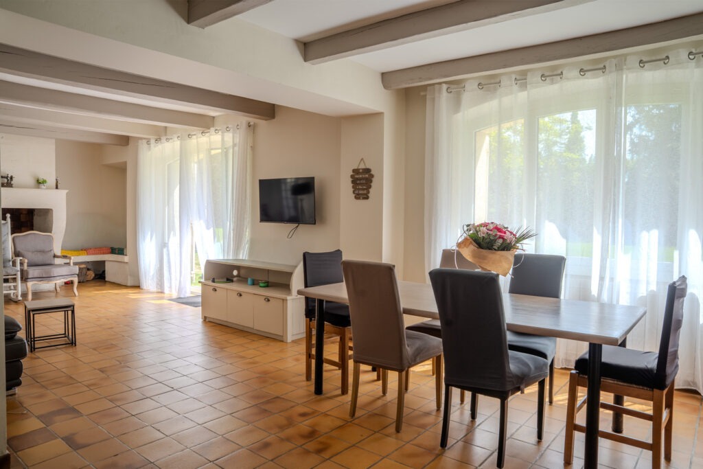 Coin détente avec jeux de société de la chambre Nature