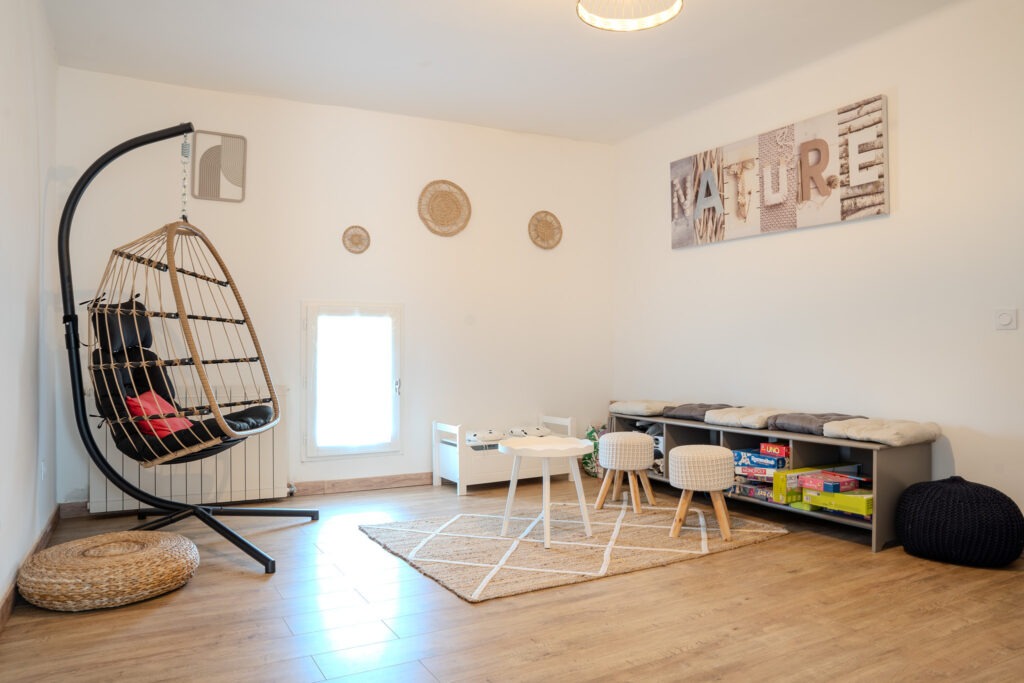 Espace détente avec fauteuil suspendu de la chambre Nature à Cabannes