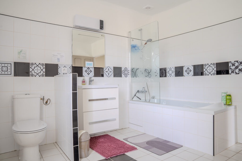 Salle de bains de la chambre d'hôtes Nature à Cabannes