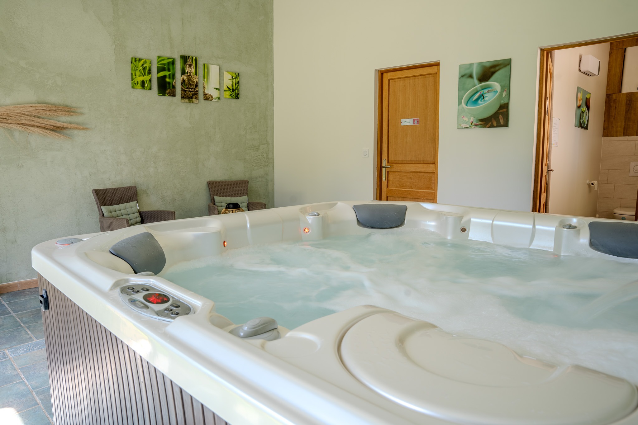 Jacuzzi et espace de relaxation du gîte à Cabannes