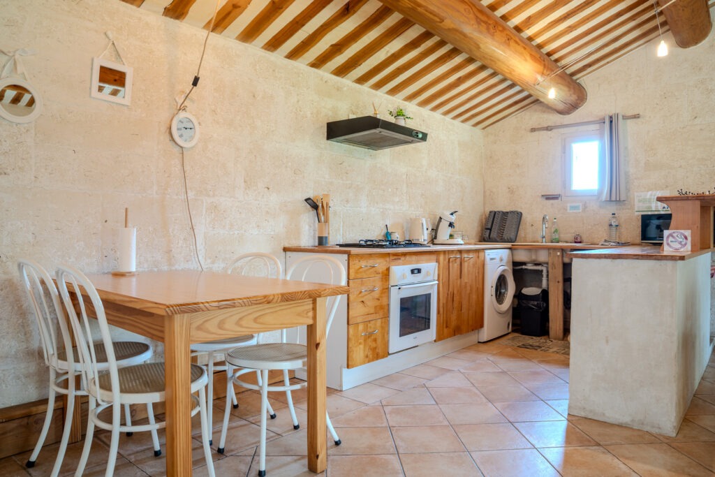 Chambre avec tomettes anciennes du gîte à Cabannes