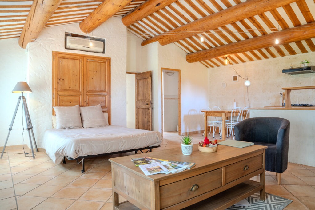 gite-sous-les-etoiles-cabannes-lit-double-charme