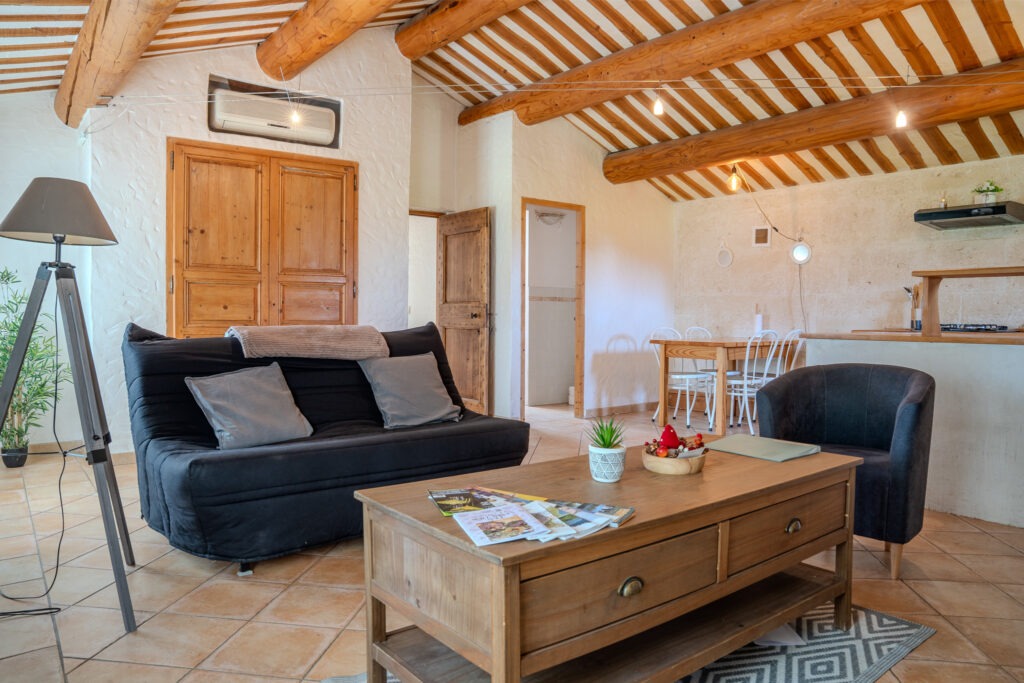Coin repas du gîte Sous les Étoiles entre Alpilles et Luberon