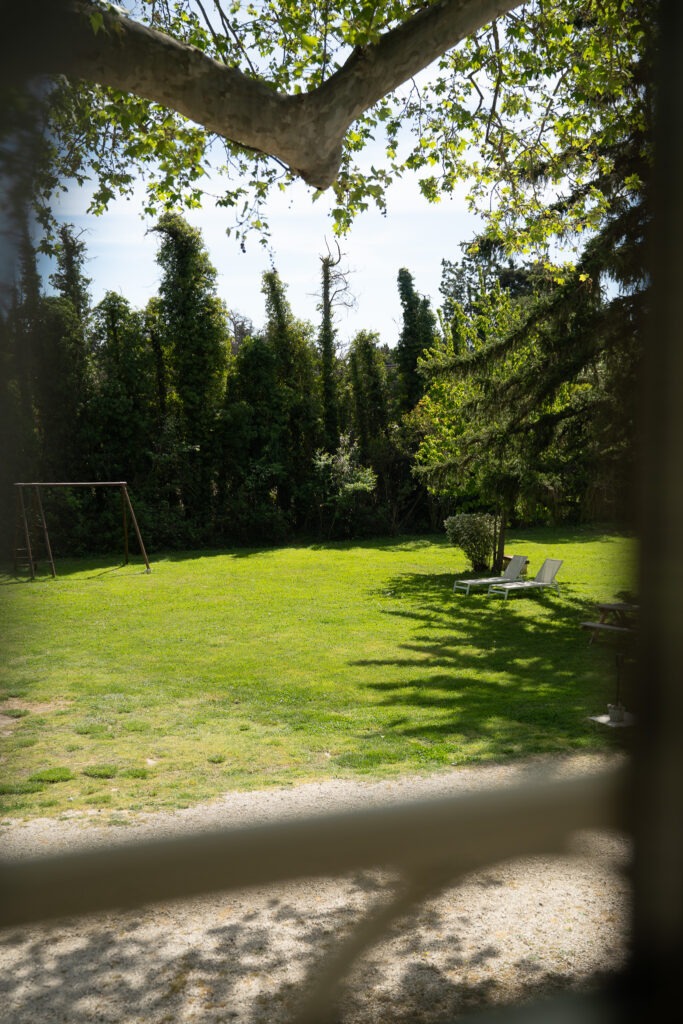 Jardin ombragé du mas à Cabannes propice à la détente