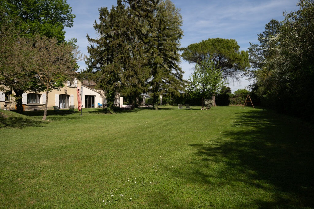 Terrasse avec chaises longues des gîtes en Provence