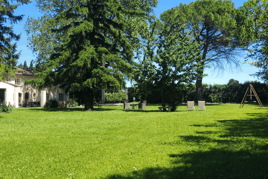 Terrasse ombragée du gîte Sous les Étoiles à Cabannes